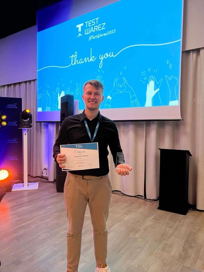 Arkadiusz Jelonek z certyfikatem i statuetką prelegenta Test Warez