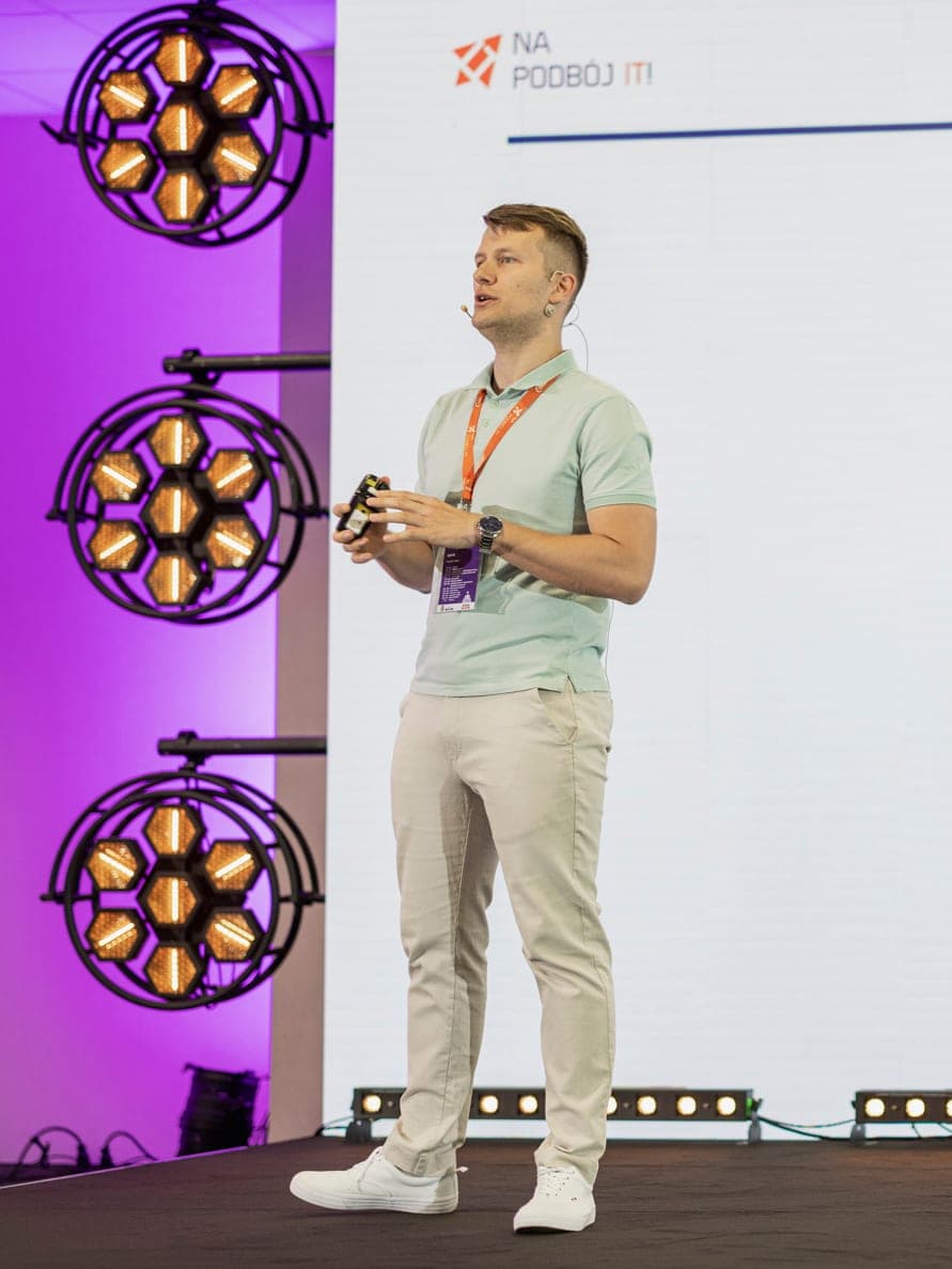 Arkadiusz Jelonek na dużej scenie konferencji Na Podbój IT!