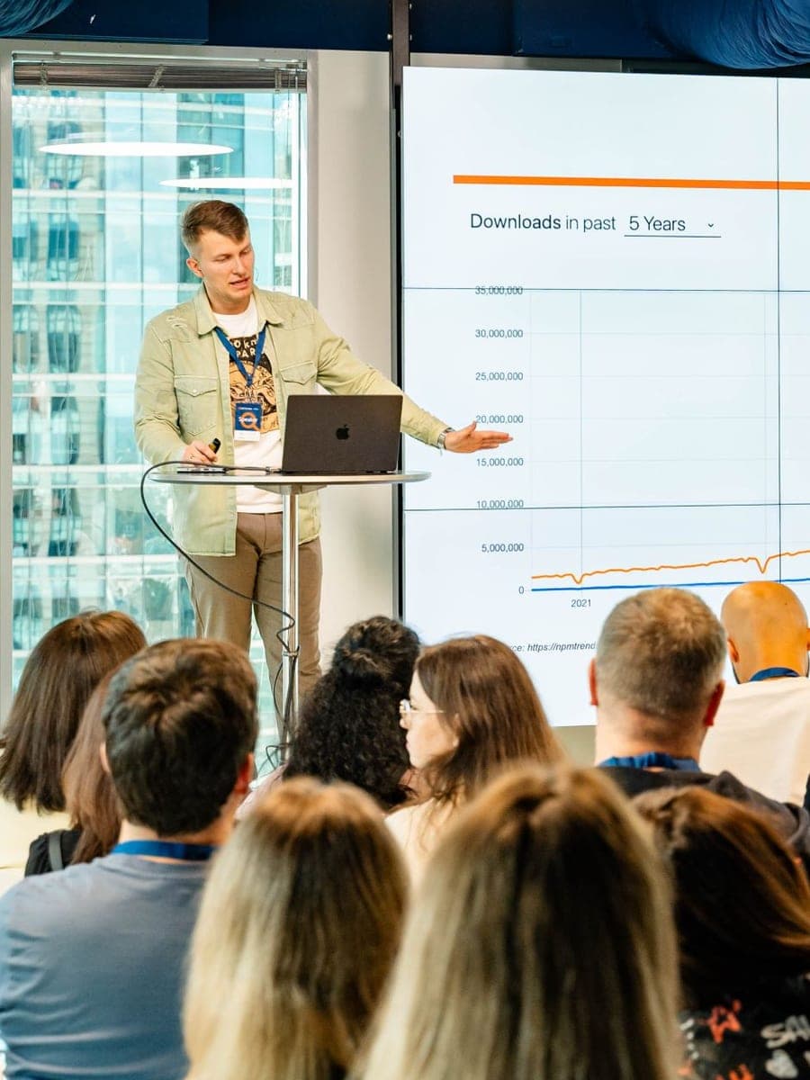 Prelekcja o trendach pobrań Playwrighta i Cypressa przed publicznością