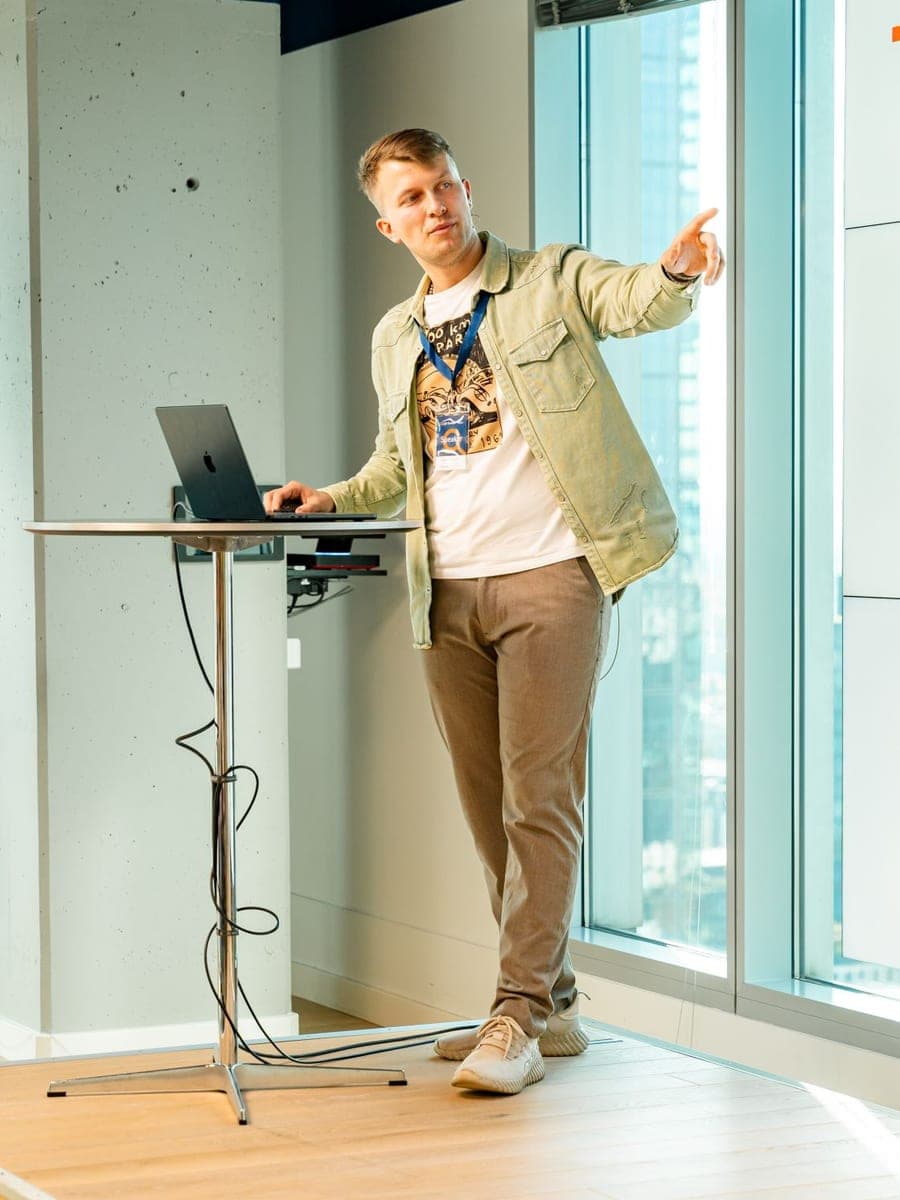 Arkadiusz Jelonek wskazuje wykres na ekranie podczas prelekcji