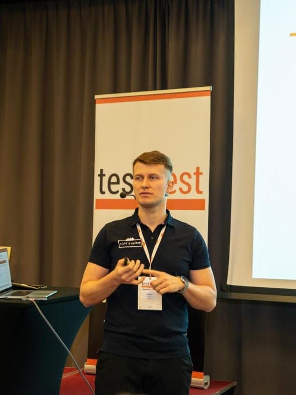 Prelekcja o Playwrighcie na tle banera Test Fest