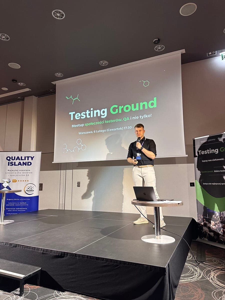 Arkadiusz Jelonek na scenie meetupu Testing Ground