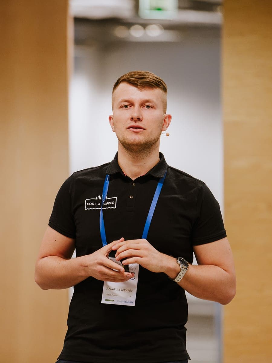 Arkadiusz Jelonek podczas prelekcji z mikrofonem nagłownym